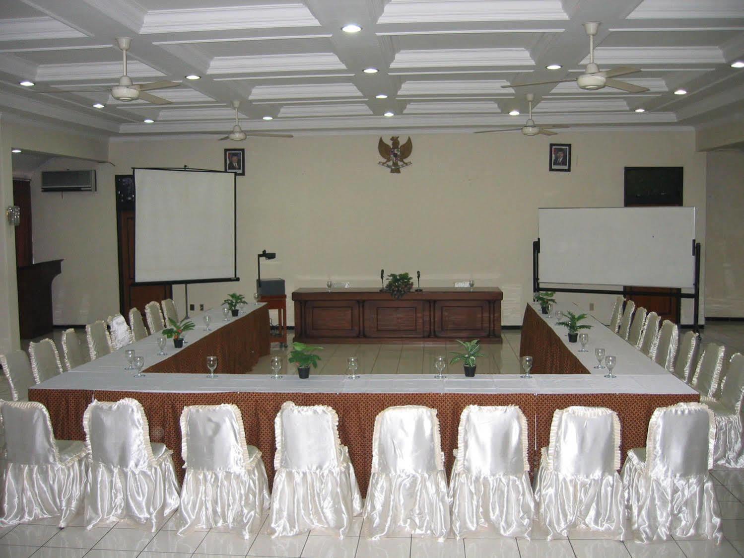 Front One Resort Магеланг Екстериор снимка